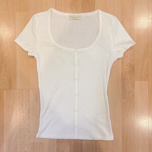 FRANKEE & SKYLARR | White top with scalloped neckline and short sleeve